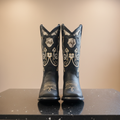 Botas Negras - Vitrina Mármol Negro Fondo Café