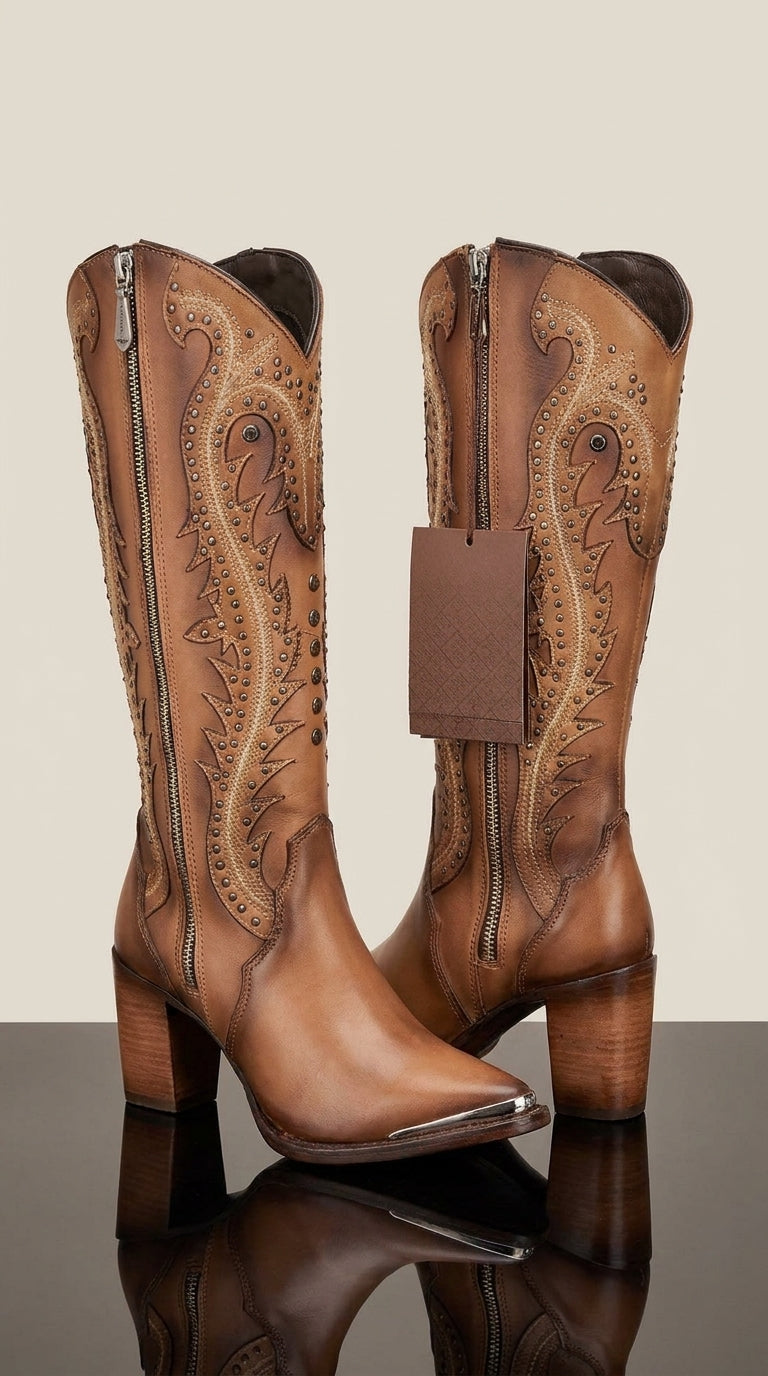 Bota Café Cuadra – Estilo Vaquero con Tachas y Tacón Alto
