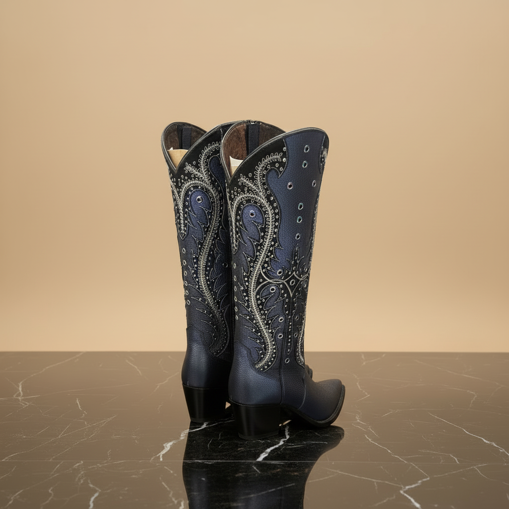 Botas vaqueras azul noche sobre mármol oscuro, vista trasera